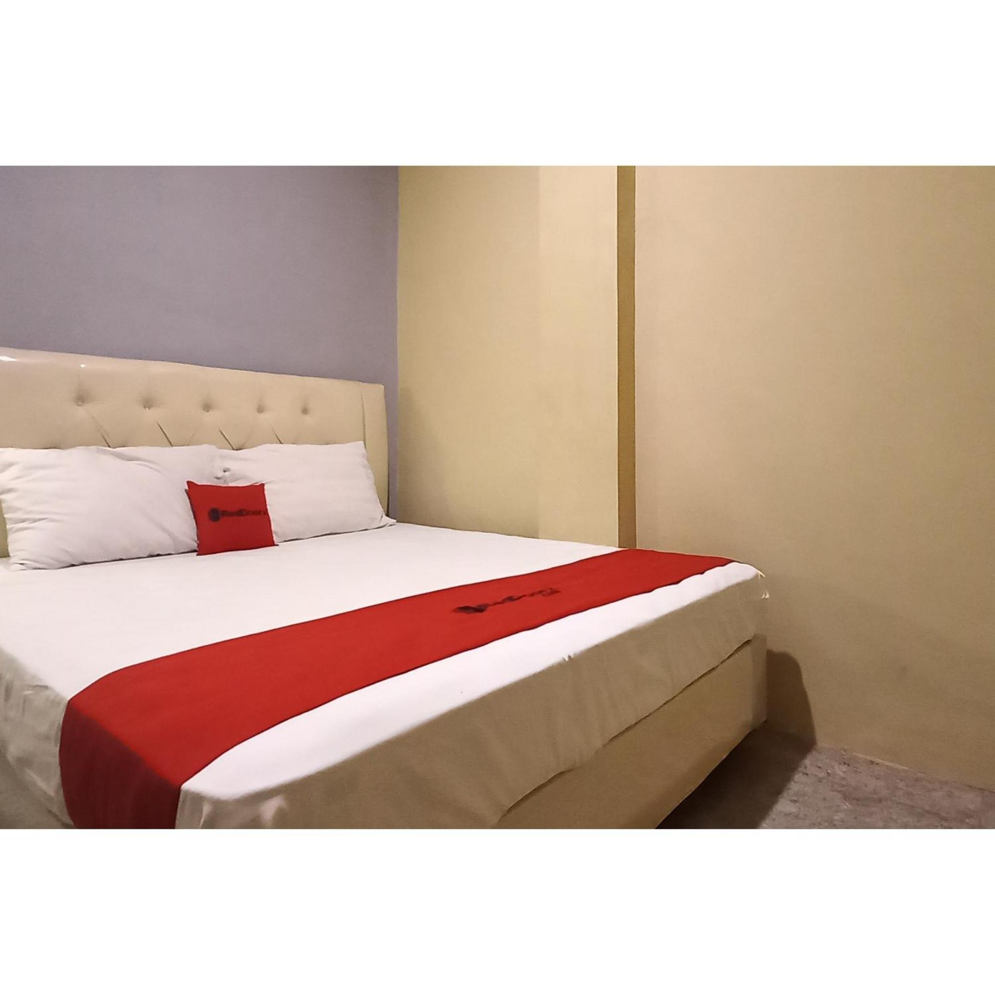 Reddoorz At Deluxe Hotel Near Terminal Purabaya Bungurasih Sidoarjo Εξωτερικό φωτογραφία