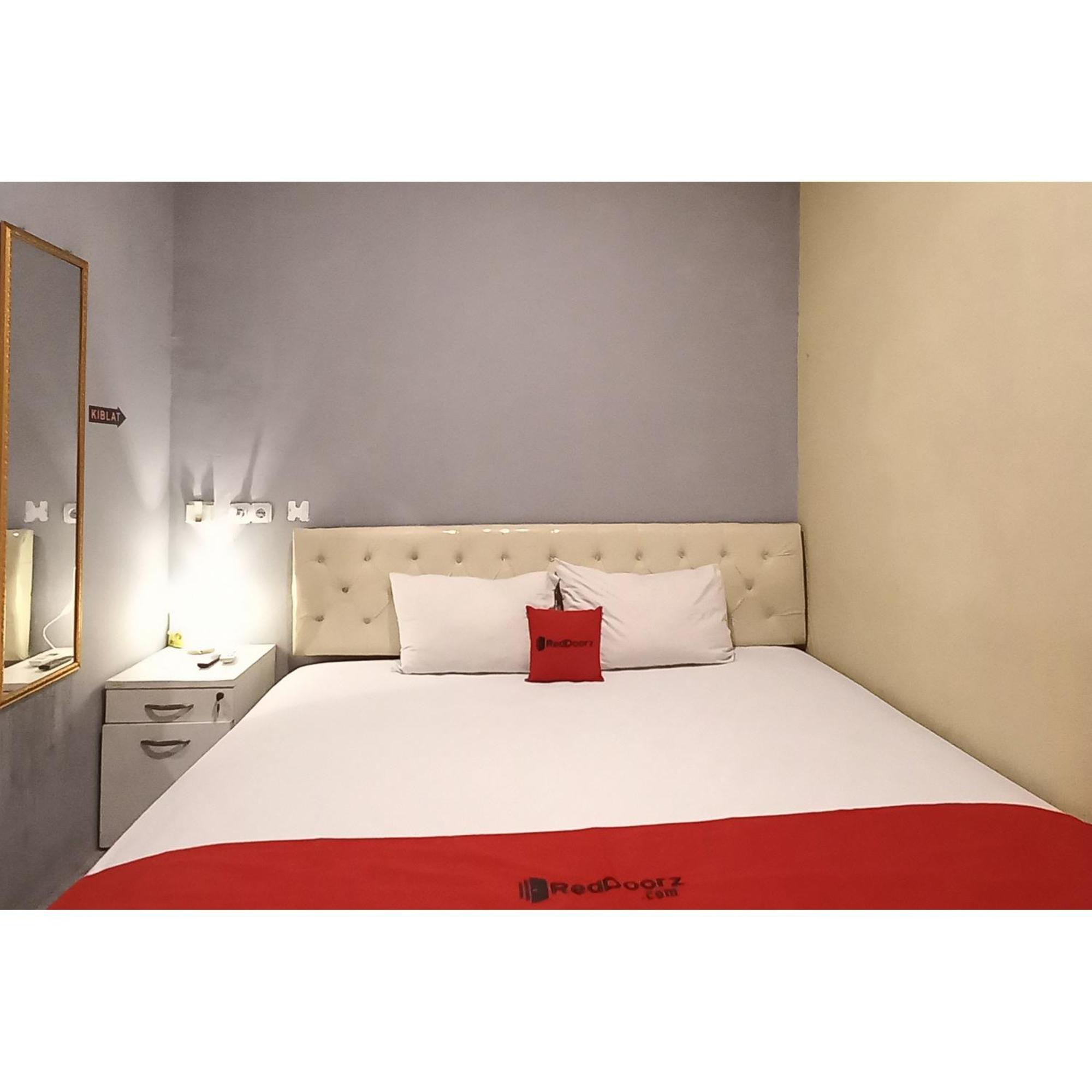 Reddoorz At Deluxe Hotel Near Terminal Purabaya Bungurasih Sidoarjo Εξωτερικό φωτογραφία