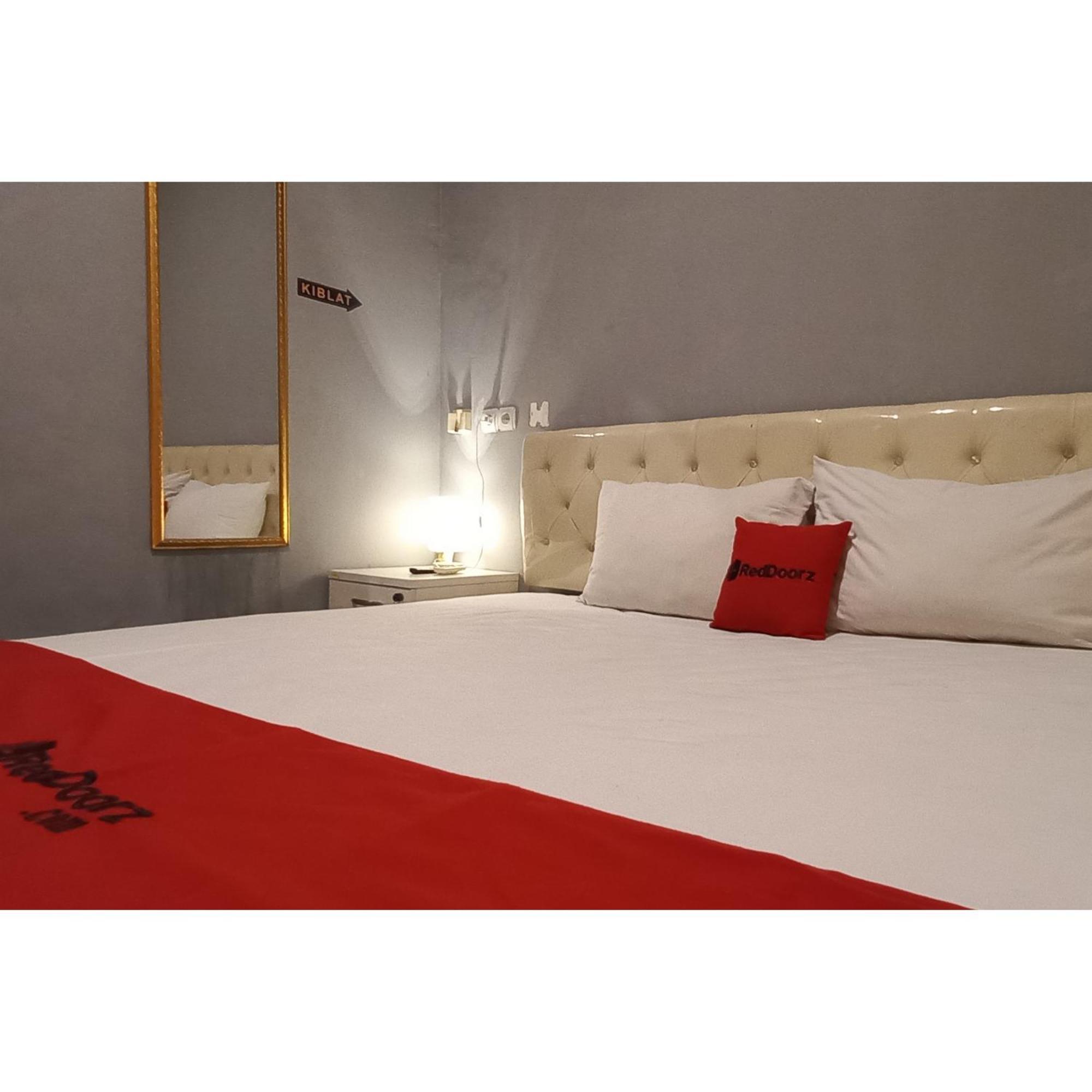 Reddoorz At Deluxe Hotel Near Terminal Purabaya Bungurasih Sidoarjo Εξωτερικό φωτογραφία