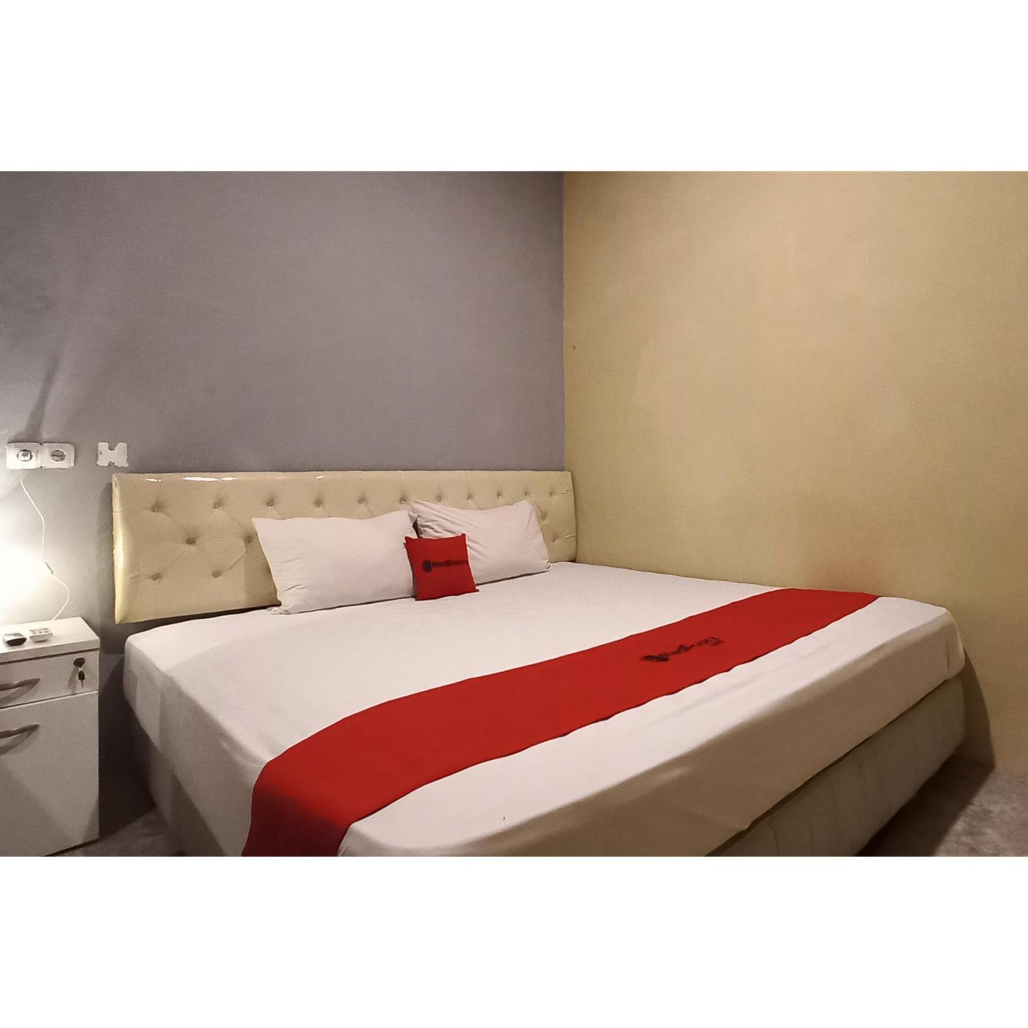 Reddoorz At Deluxe Hotel Near Terminal Purabaya Bungurasih Sidoarjo Εξωτερικό φωτογραφία