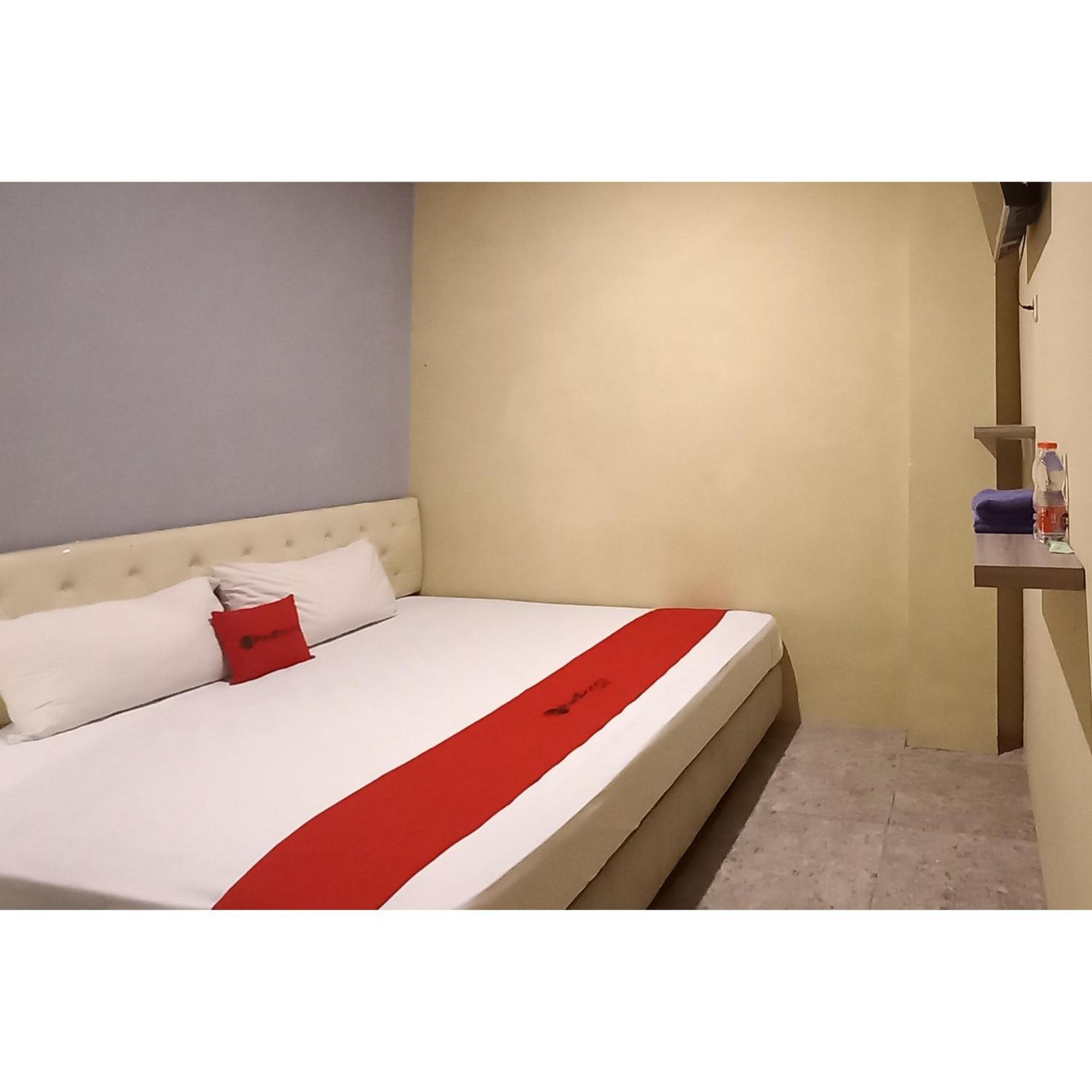 Reddoorz At Deluxe Hotel Near Terminal Purabaya Bungurasih Sidoarjo Εξωτερικό φωτογραφία