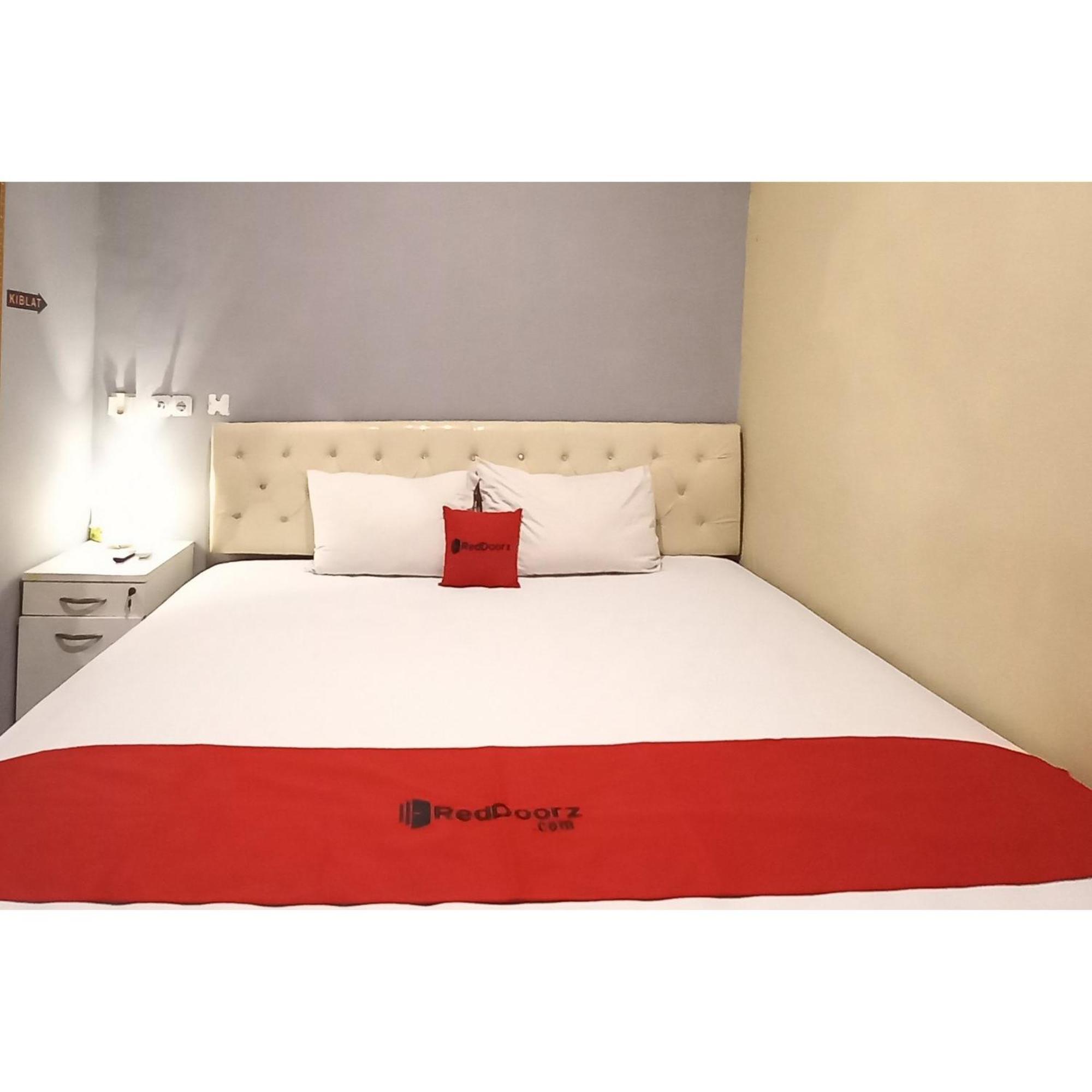 Reddoorz At Deluxe Hotel Near Terminal Purabaya Bungurasih Sidoarjo Εξωτερικό φωτογραφία