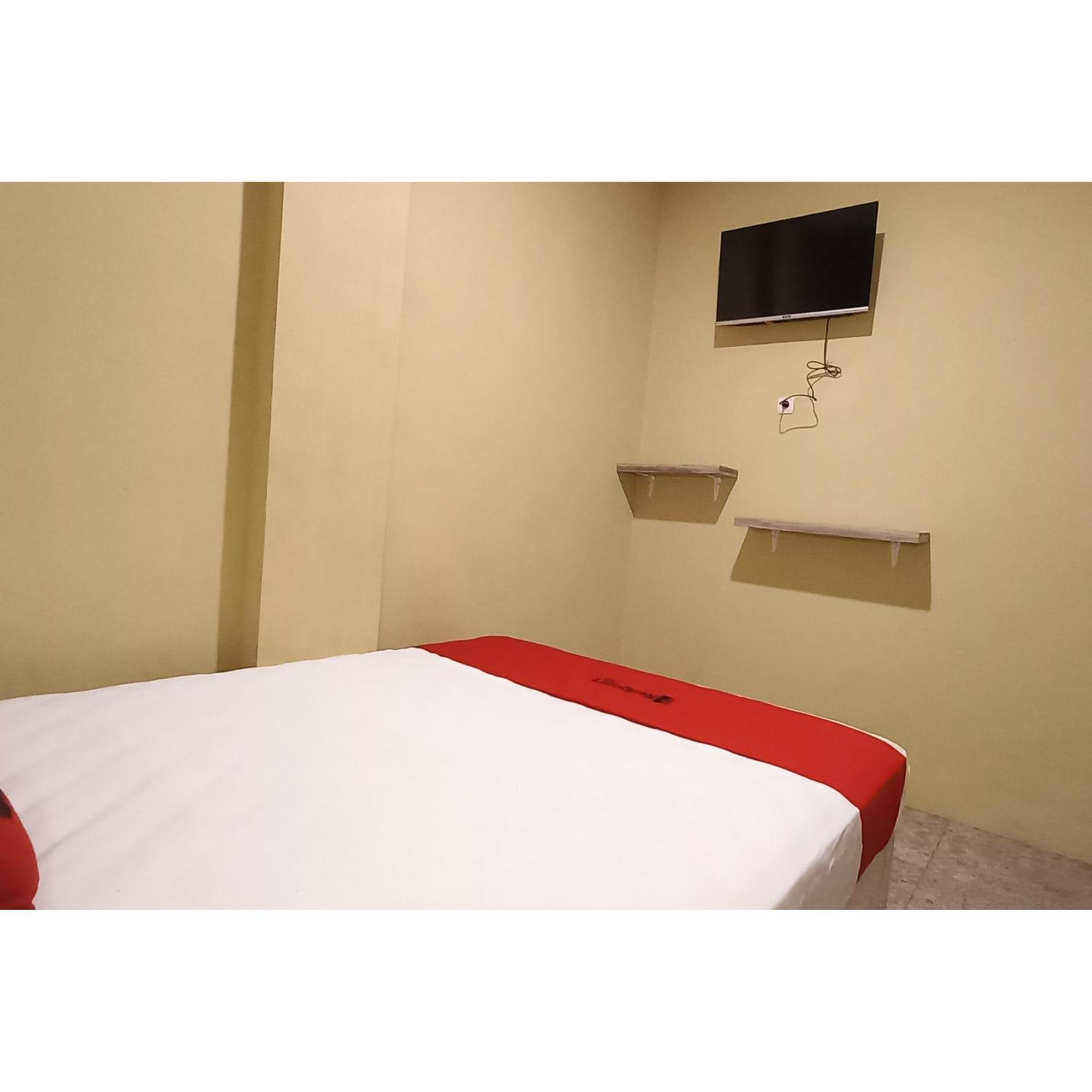 Reddoorz At Deluxe Hotel Near Terminal Purabaya Bungurasih Sidoarjo Εξωτερικό φωτογραφία