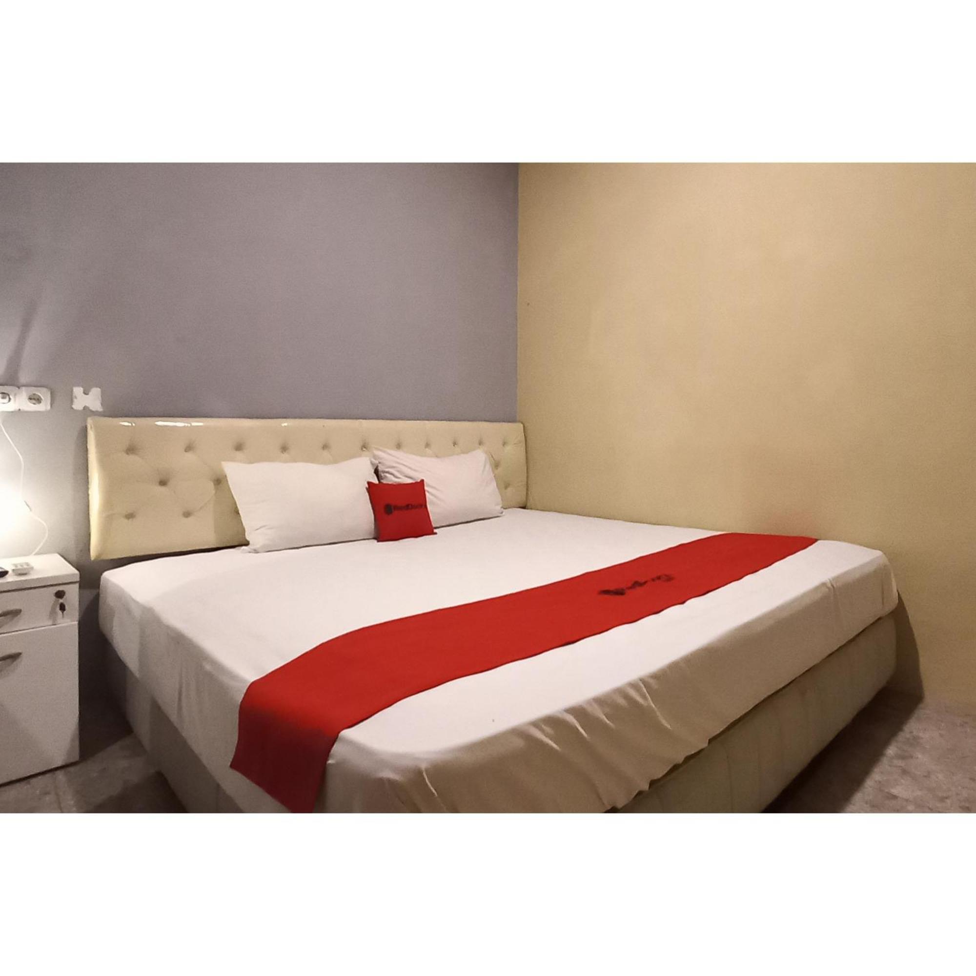 Reddoorz At Deluxe Hotel Near Terminal Purabaya Bungurasih Sidoarjo Εξωτερικό φωτογραφία