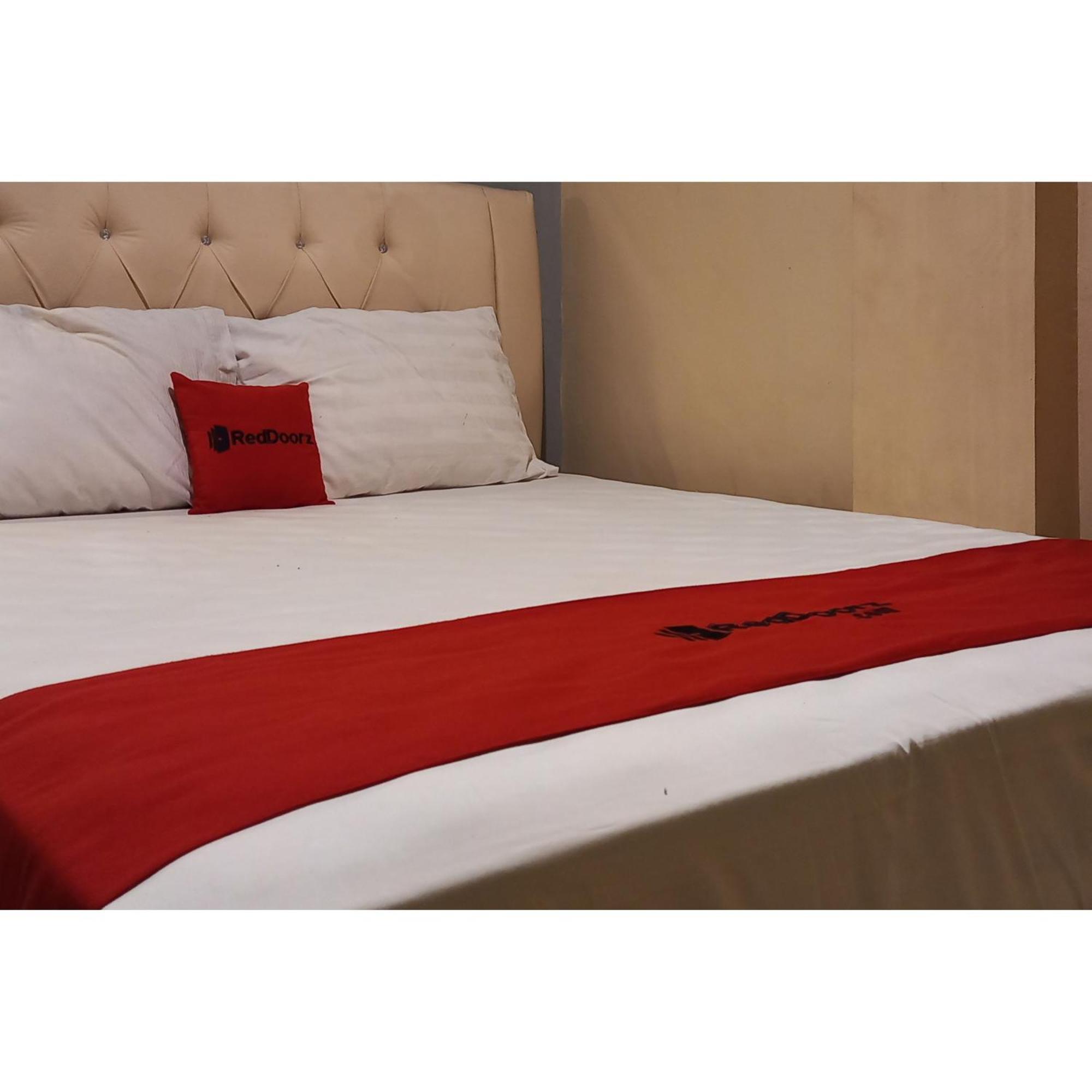 Reddoorz At Deluxe Hotel Near Terminal Purabaya Bungurasih Sidoarjo Εξωτερικό φωτογραφία