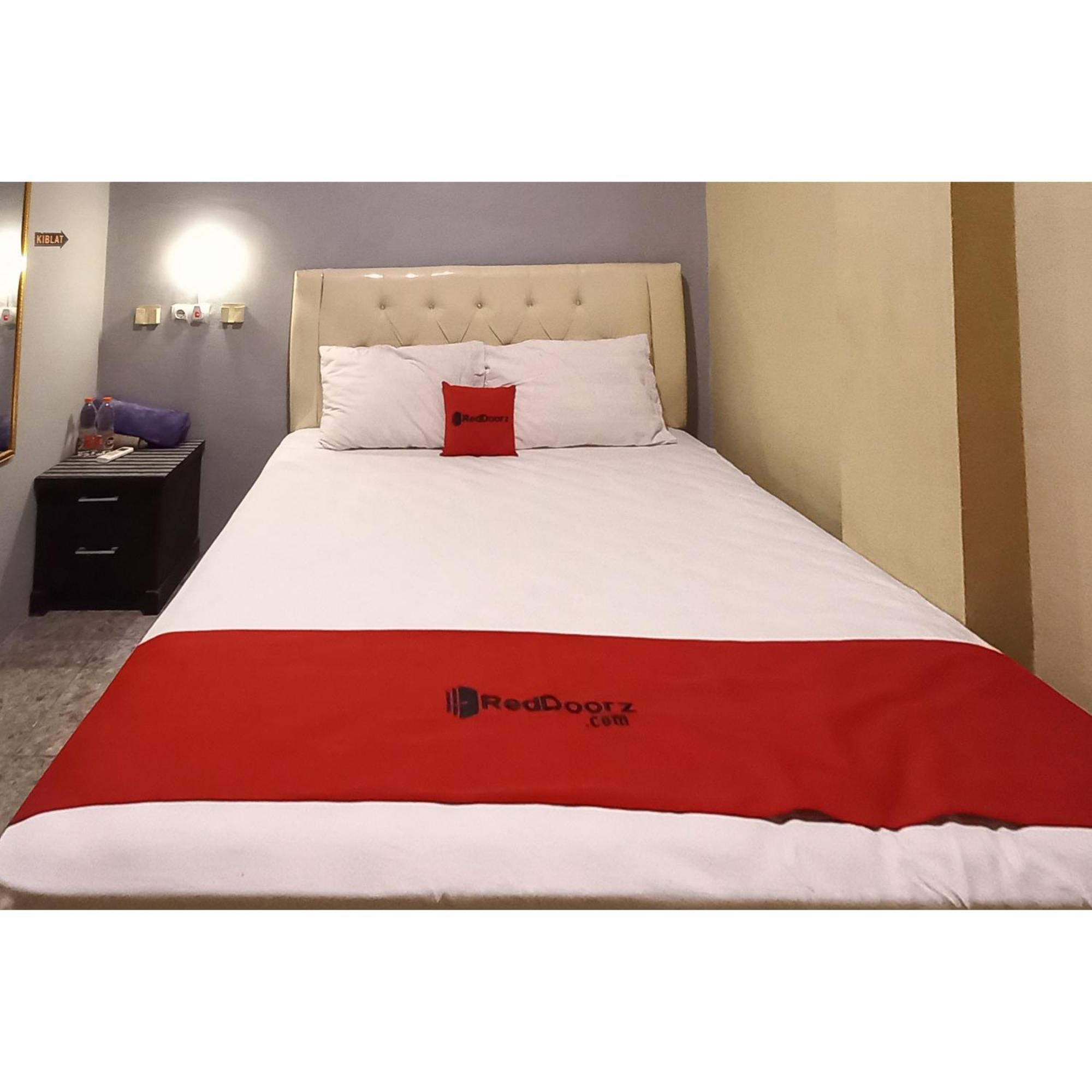 Reddoorz At Deluxe Hotel Near Terminal Purabaya Bungurasih Sidoarjo Εξωτερικό φωτογραφία