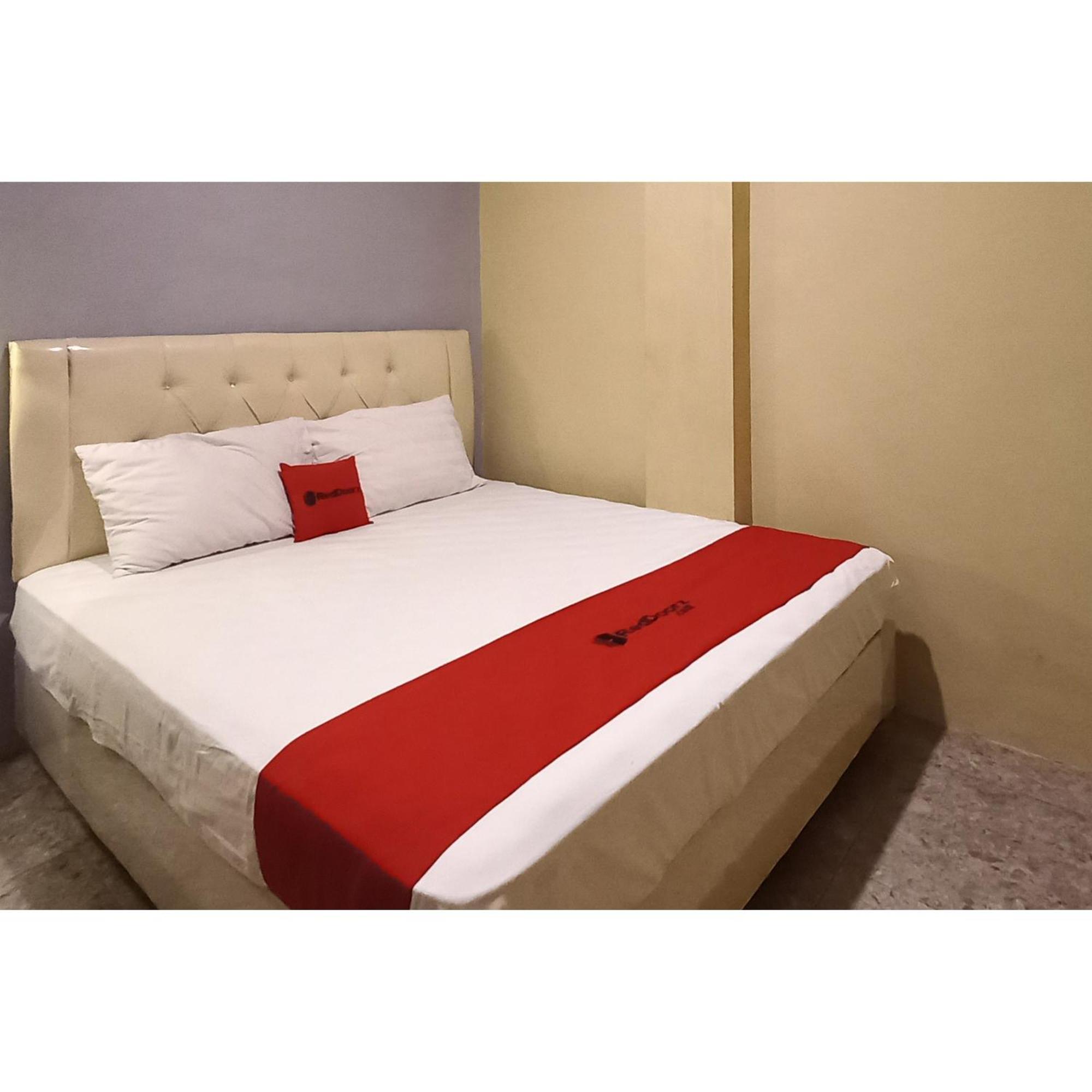 Reddoorz At Deluxe Hotel Near Terminal Purabaya Bungurasih Sidoarjo Εξωτερικό φωτογραφία