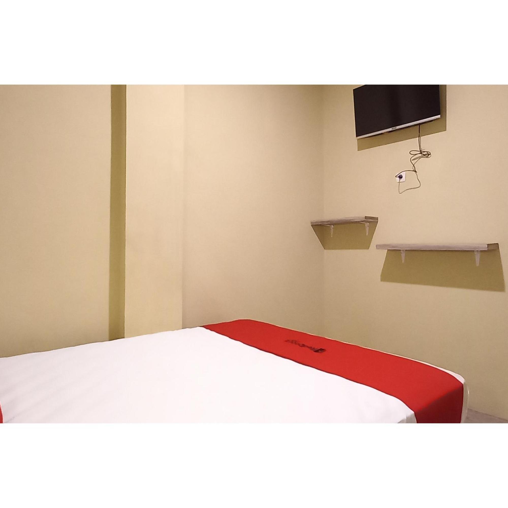 Reddoorz At Deluxe Hotel Near Terminal Purabaya Bungurasih Sidoarjo Εξωτερικό φωτογραφία