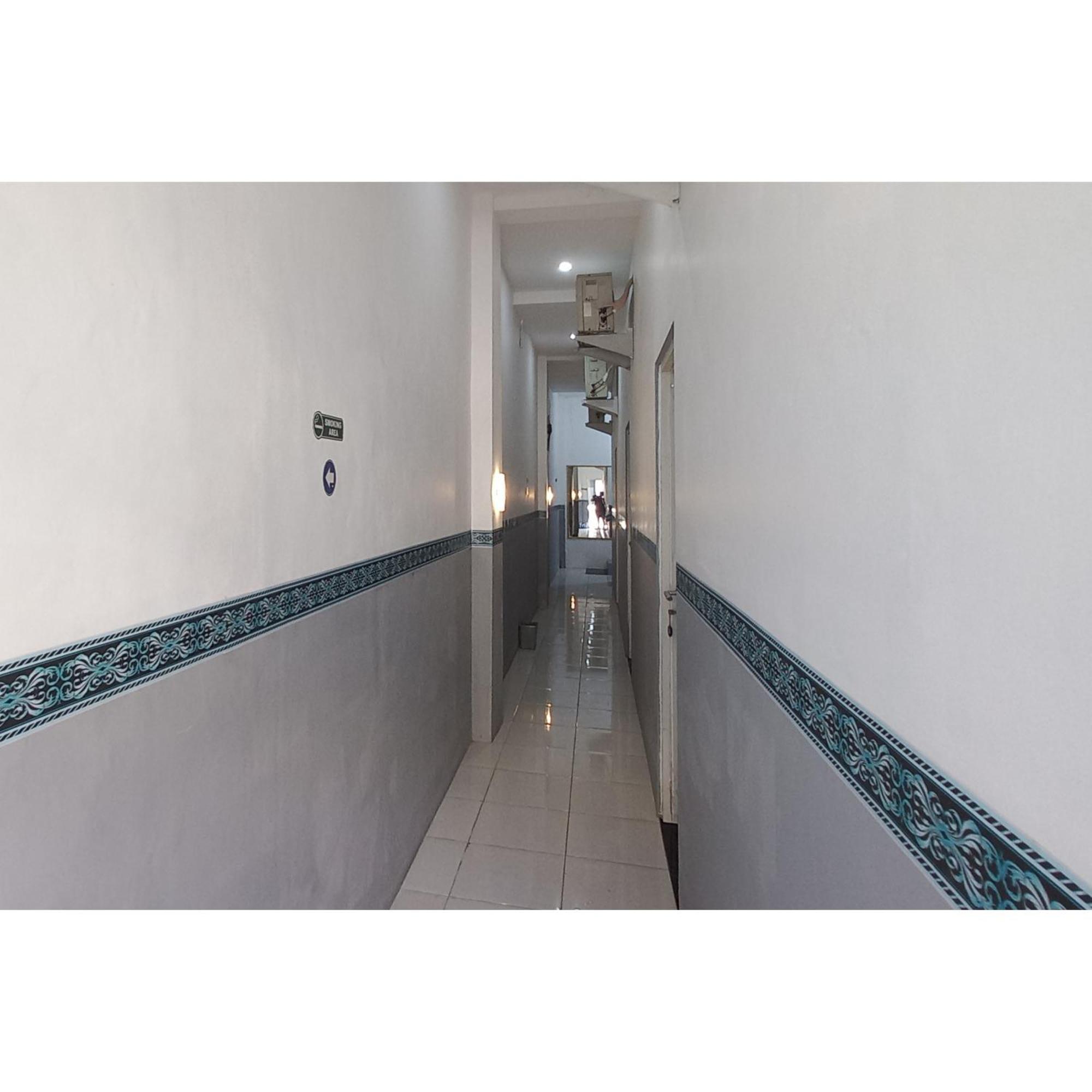 Reddoorz At Deluxe Hotel Near Terminal Purabaya Bungurasih Sidoarjo Εξωτερικό φωτογραφία