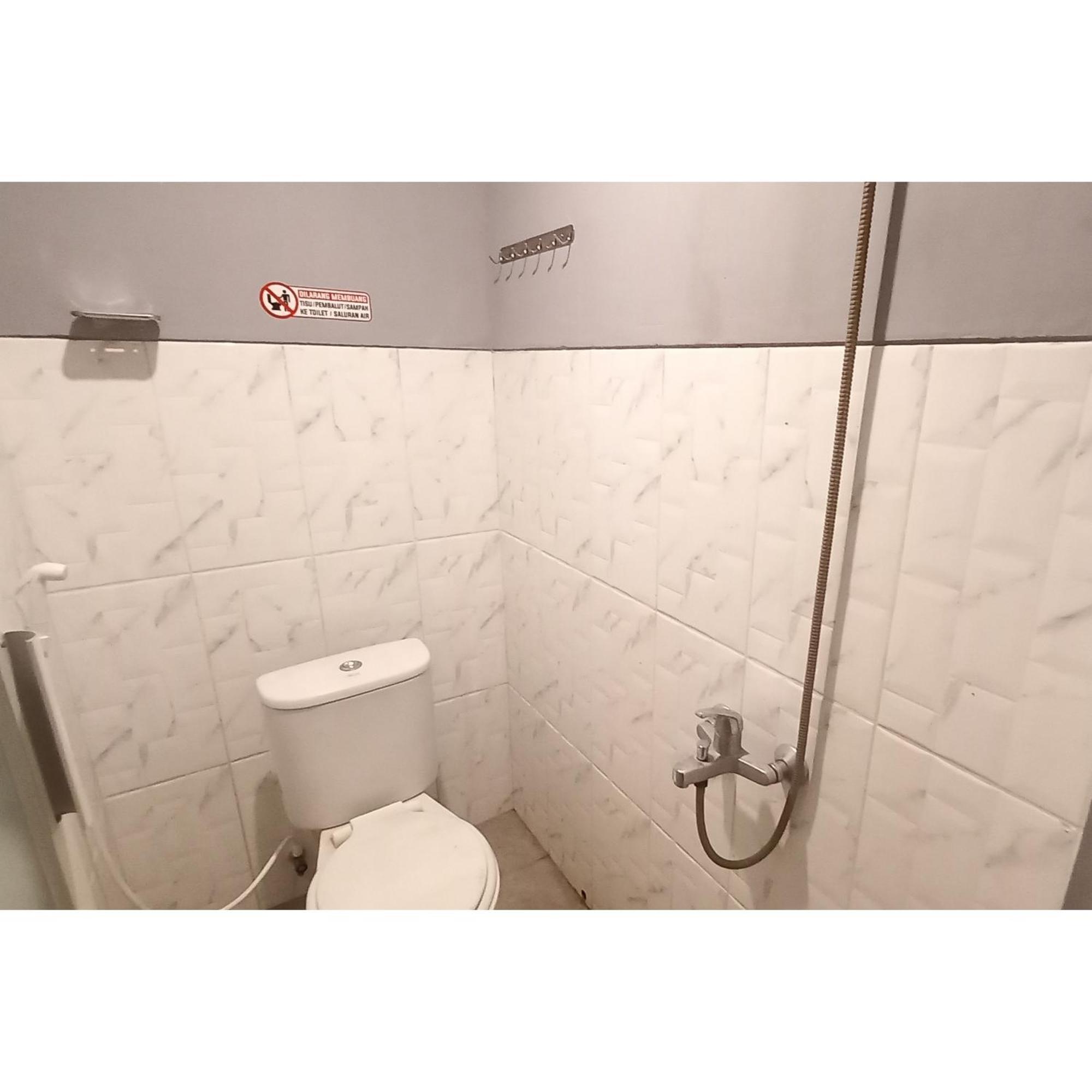 Reddoorz At Deluxe Hotel Near Terminal Purabaya Bungurasih Sidoarjo Εξωτερικό φωτογραφία