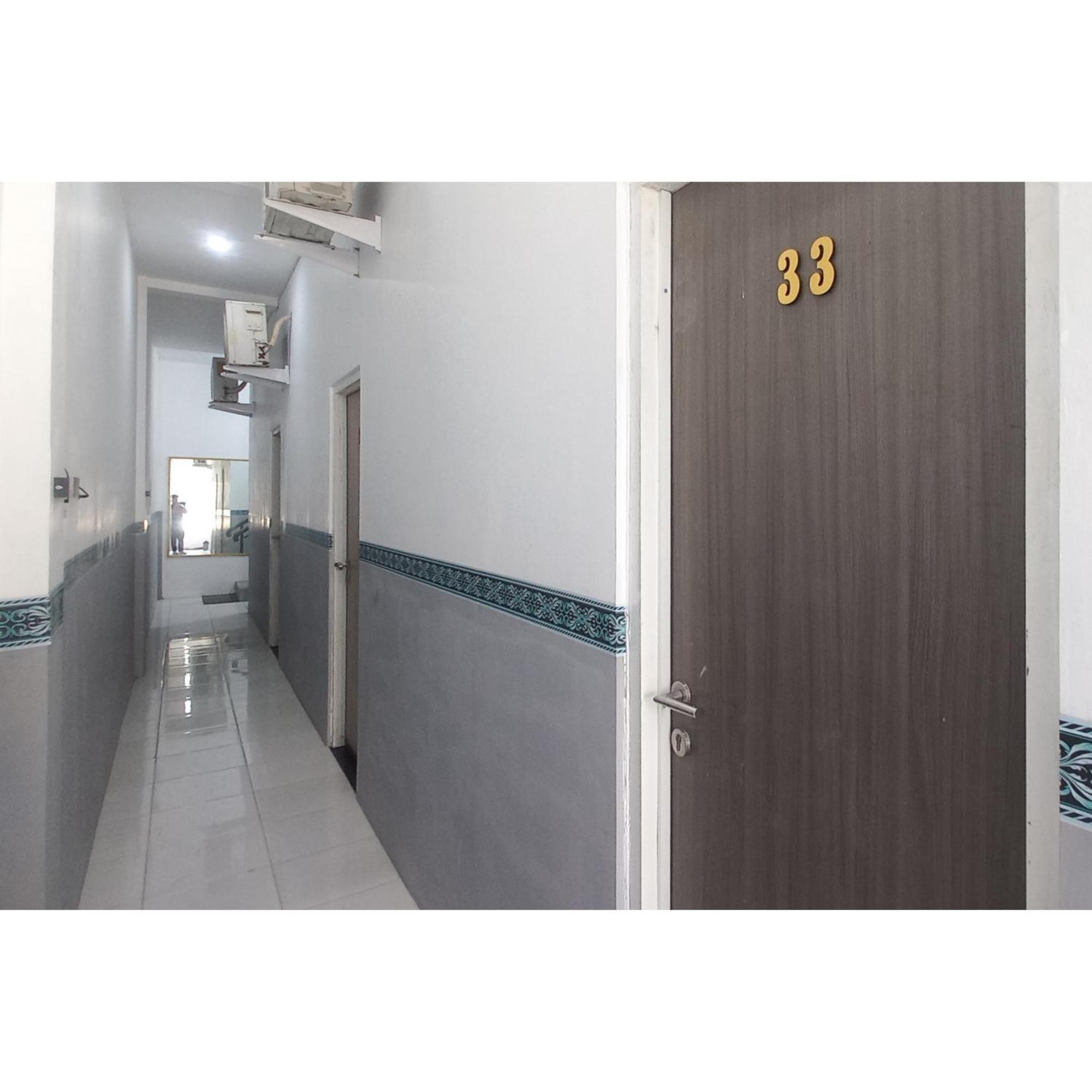 Reddoorz At Deluxe Hotel Near Terminal Purabaya Bungurasih Sidoarjo Εξωτερικό φωτογραφία